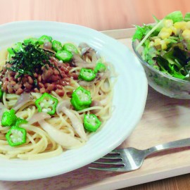 納豆と秋きのこのやみつき和風パスタミニサラダ付き